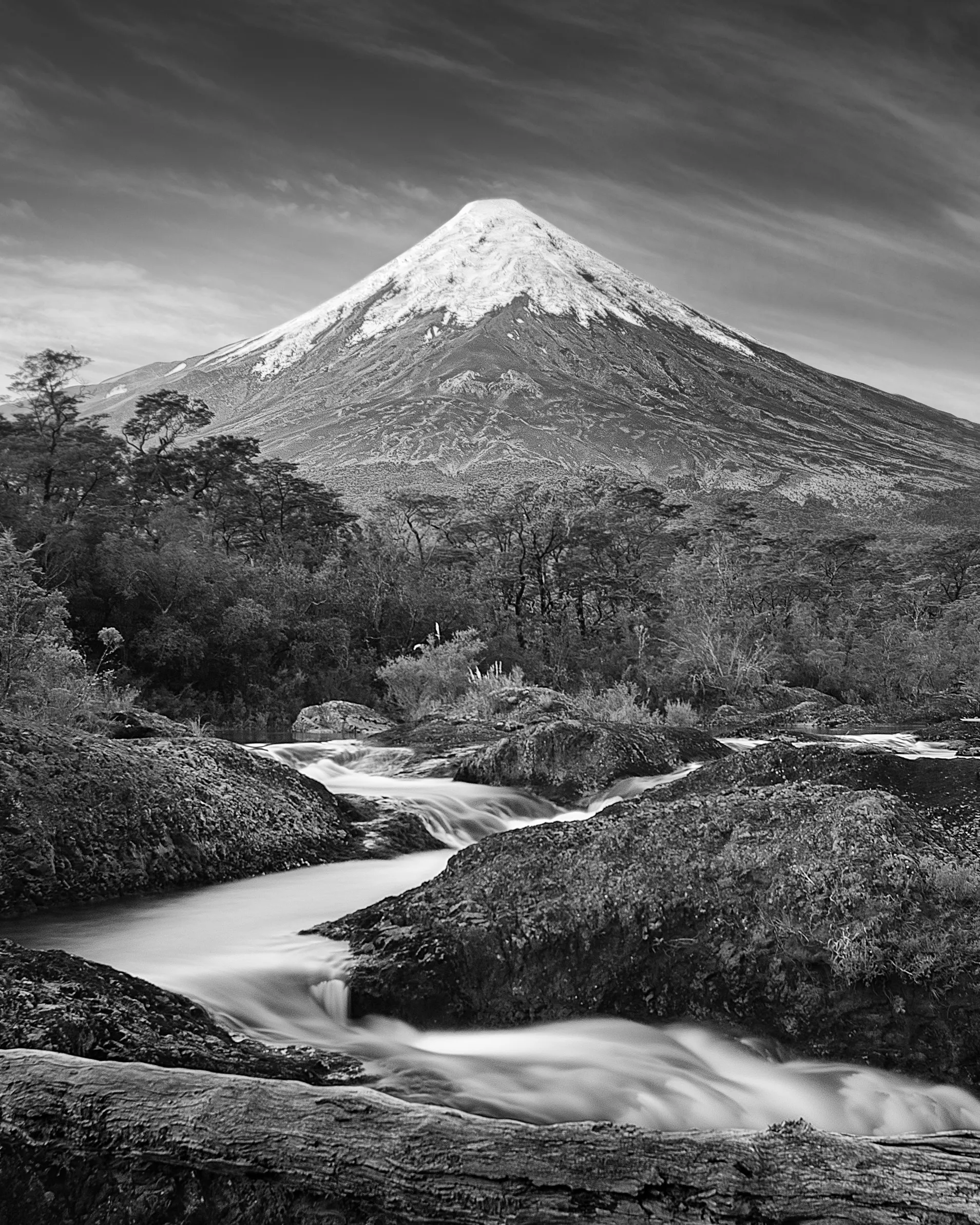Volcán Osorno nevado sobre el río Petrohué, fotografía en blanco y negro de larga exposición